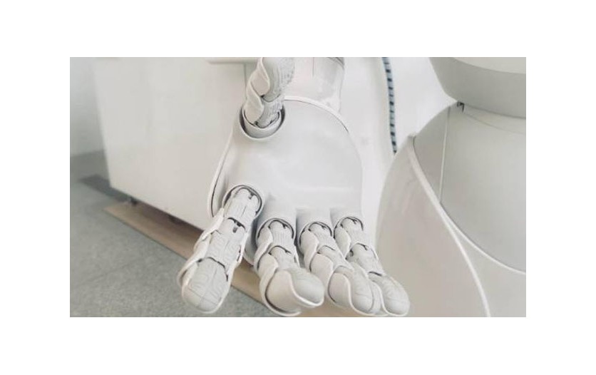 美国Labrador Systems公司部署首款老年辅助机器人，减轻护理人员负担