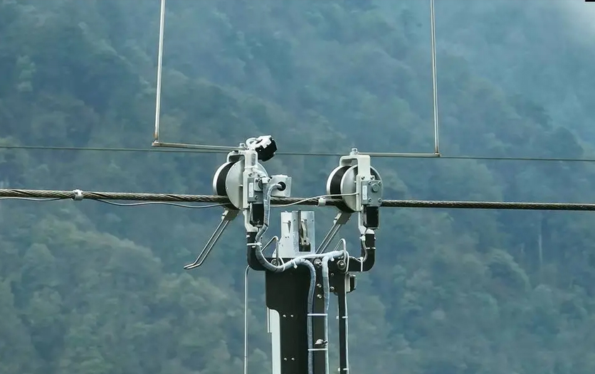 四川首次！“无人机+机器人”带电修补超高压架空光缆