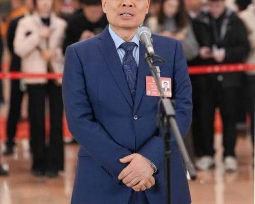 周云杰走上首场“代表通道”：科技创新是品牌立足世界的关键变量
